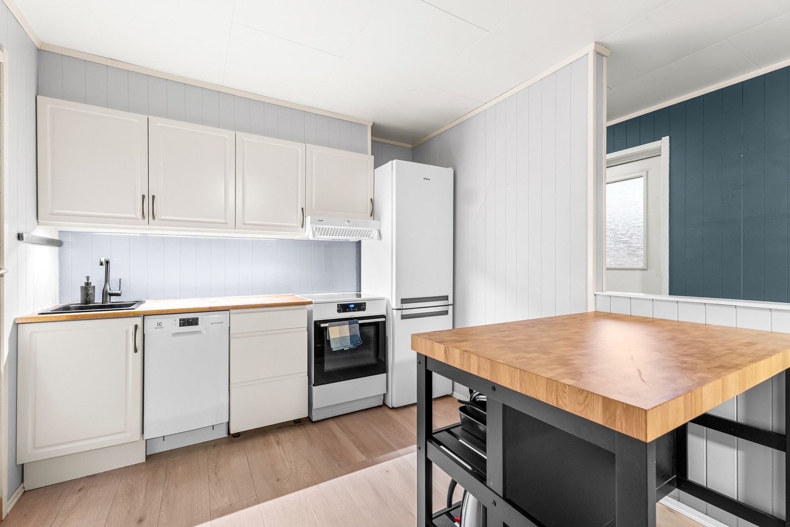 Kjøkkenet er åpent og sosialt med meget praktisk kjøkkenøy. Galleribilde