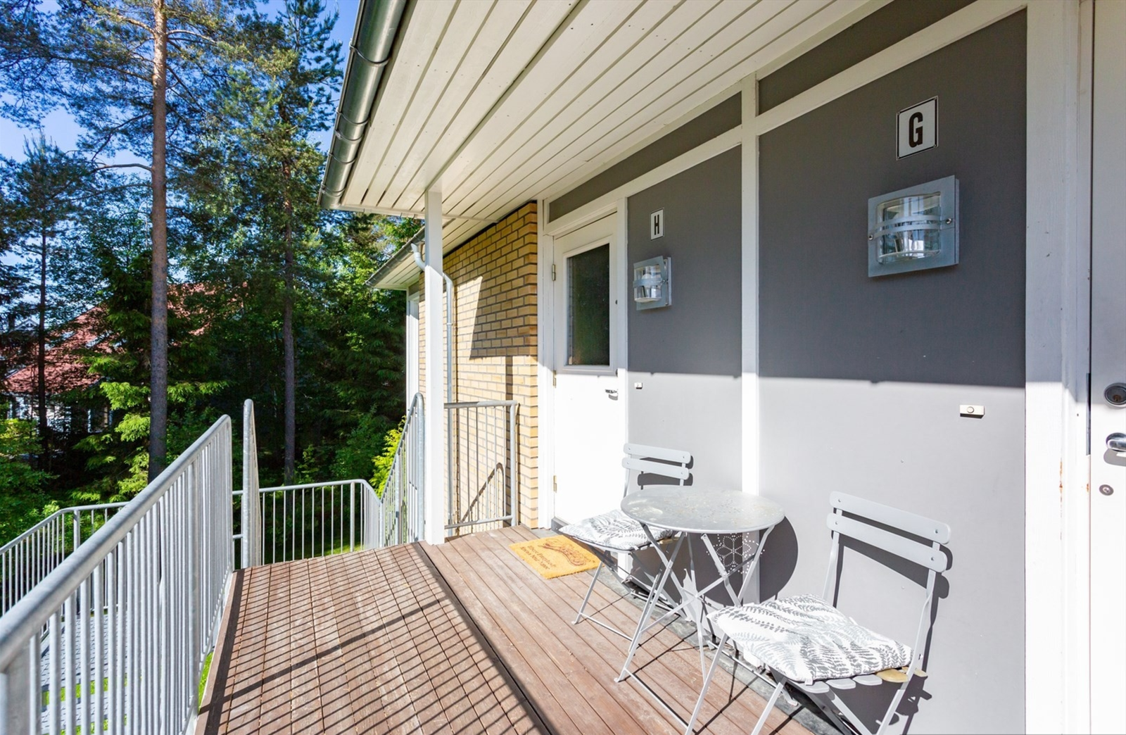 Meget hyggelig inngangsparti til leiligheten. Velkommen til visning! Galleribilde