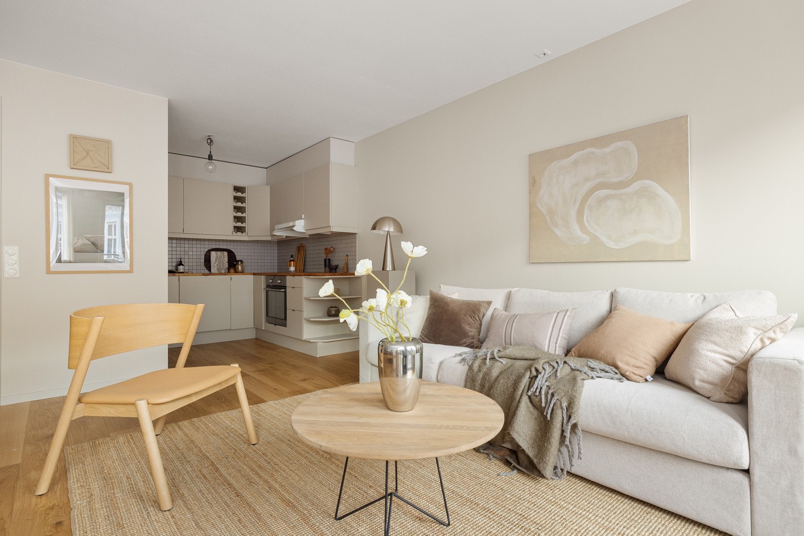 Leiligheten har lyse overflater malt i en tidløs og delikat tone i 2025. Galleribilde