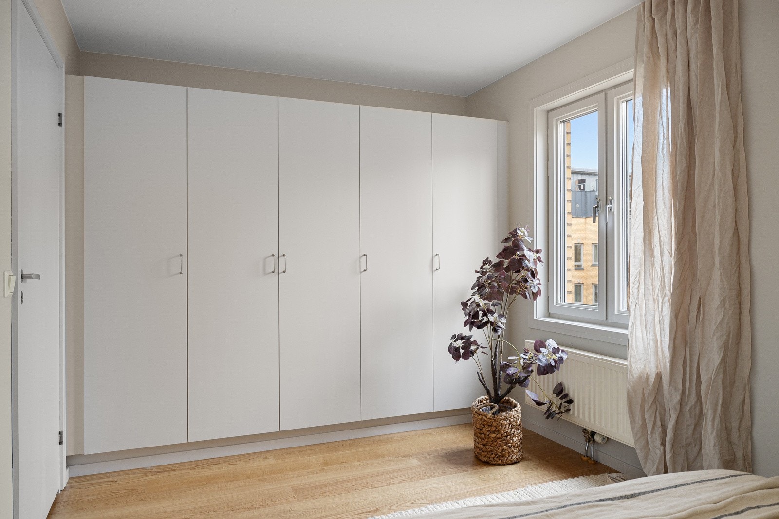 Innredet med et stort garderobeskap som følger med handelen. Galleribilde