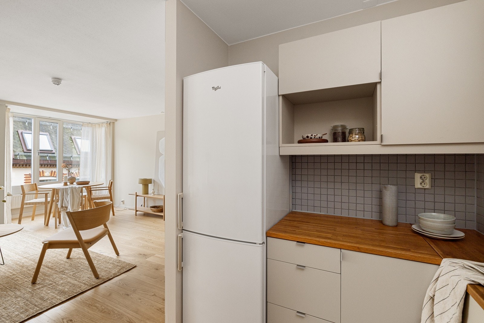 Videre er kjøkkenet utstyrt med integrert oppvaskmaskin fra 2024, stekeovn og keramisk platetopp, samt frittstående kjøleskap med fryser (alt medfølger). Galleribilde