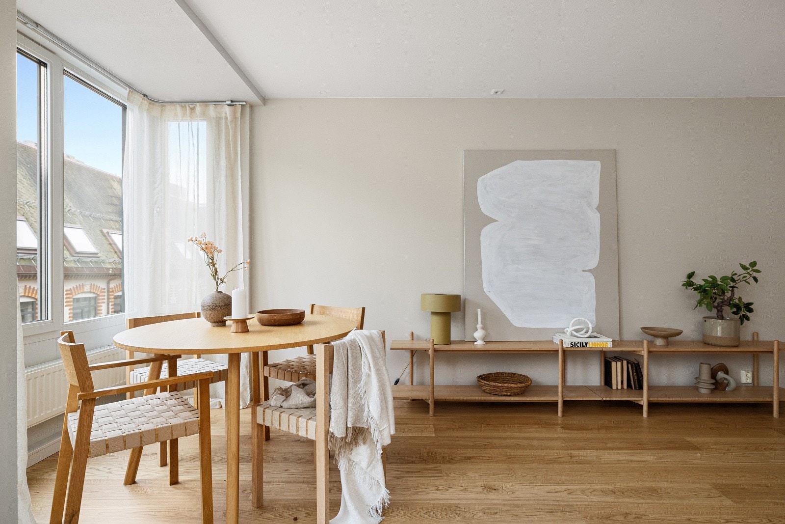 Store vindusflater slipper inn rikelig med naturlig lys. Den gode planløsningen sørger for en luftig atmosfære. Galleribilde