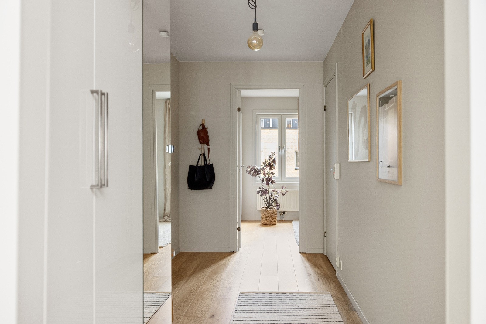 Her er det god plass til yttertøy i garderobeskap. Galleribilde