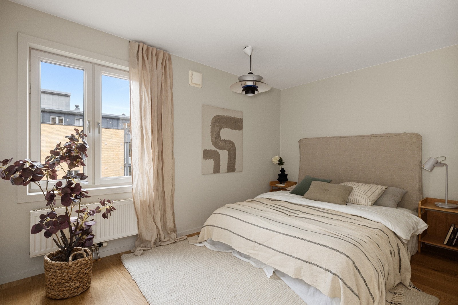 Leiligheten har et luftig og fint soverom. Galleribilde