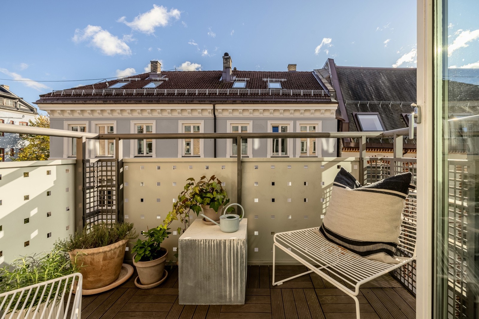 Balkongen er vendt mot syd og byr på gode solforhold på sommerstid. Galleribilde