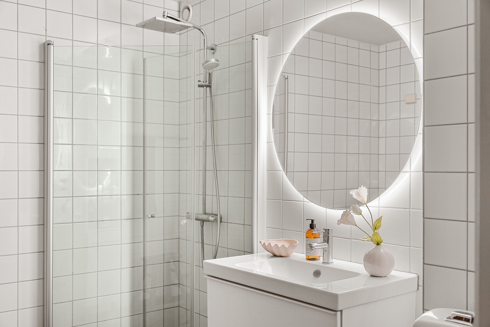 Montert dusjdører og dusjarmatur med regndusj i 2020, og montert speil med belysning i 2022. Galleribilde