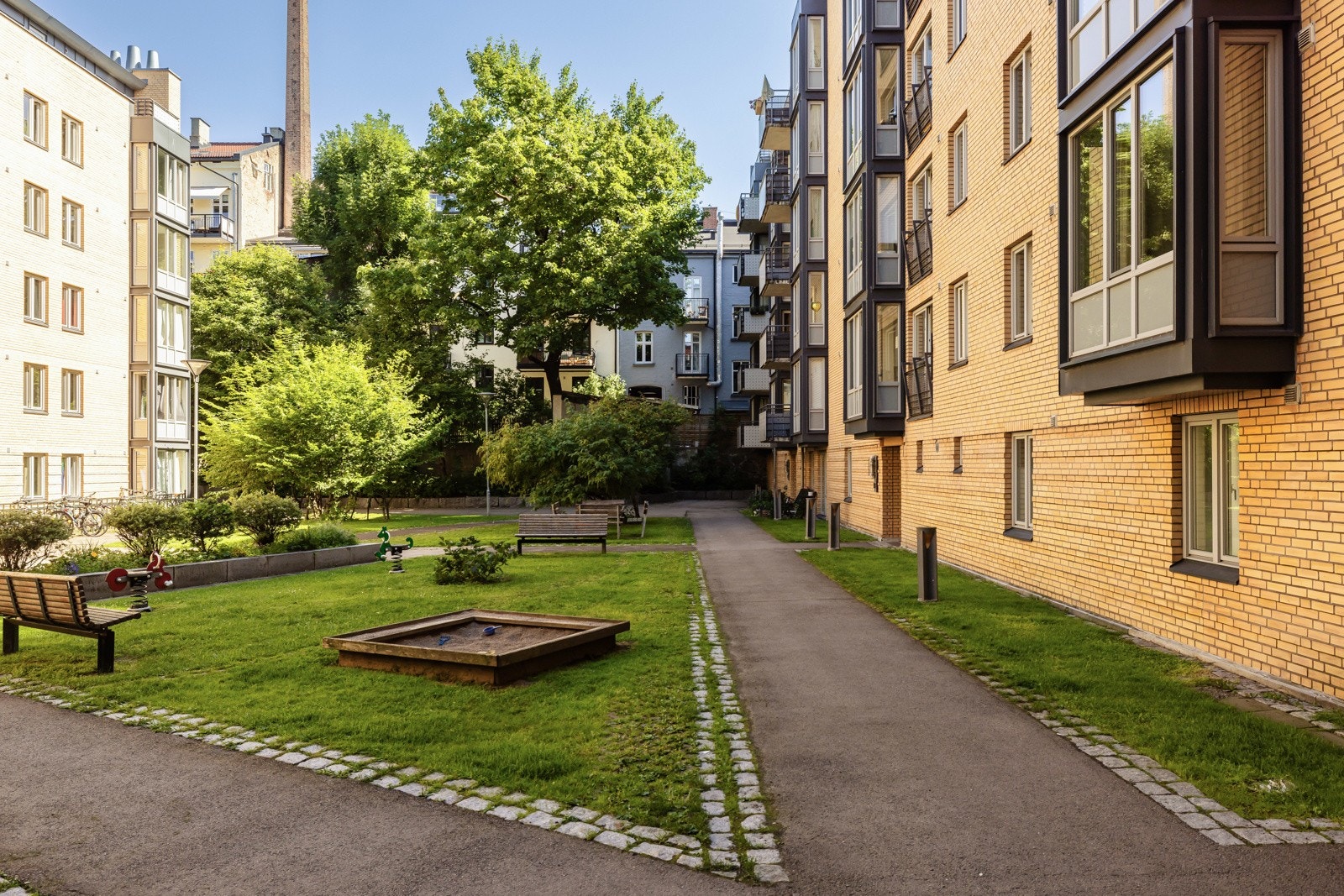 Hyggelig bakgård med flere sittegrupper. Galleribilde