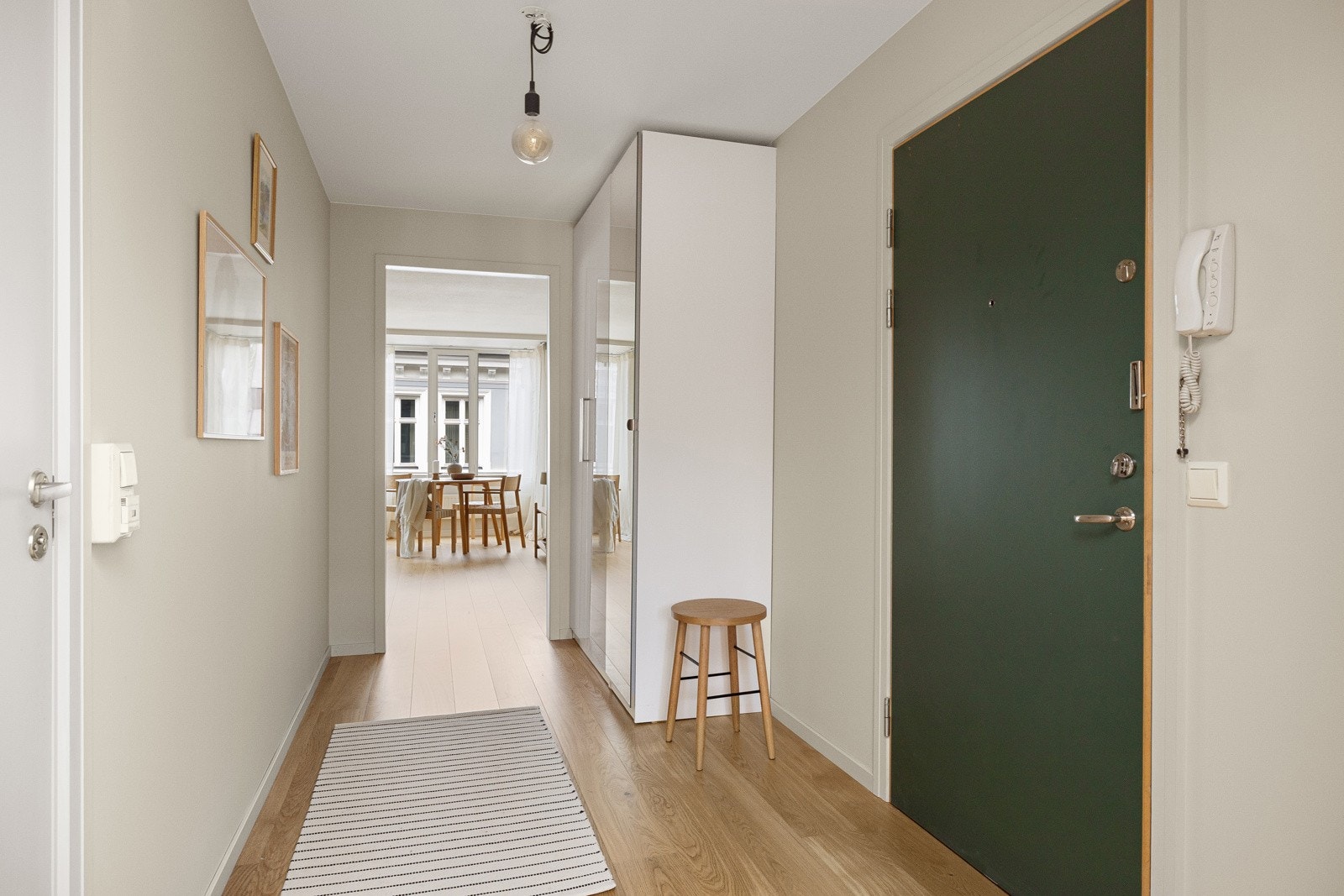 Når du kommer inn i leiligheten blir du møtt av en hyggelig entré/gang som gir et godt førsteinntrykk. Galleribilde