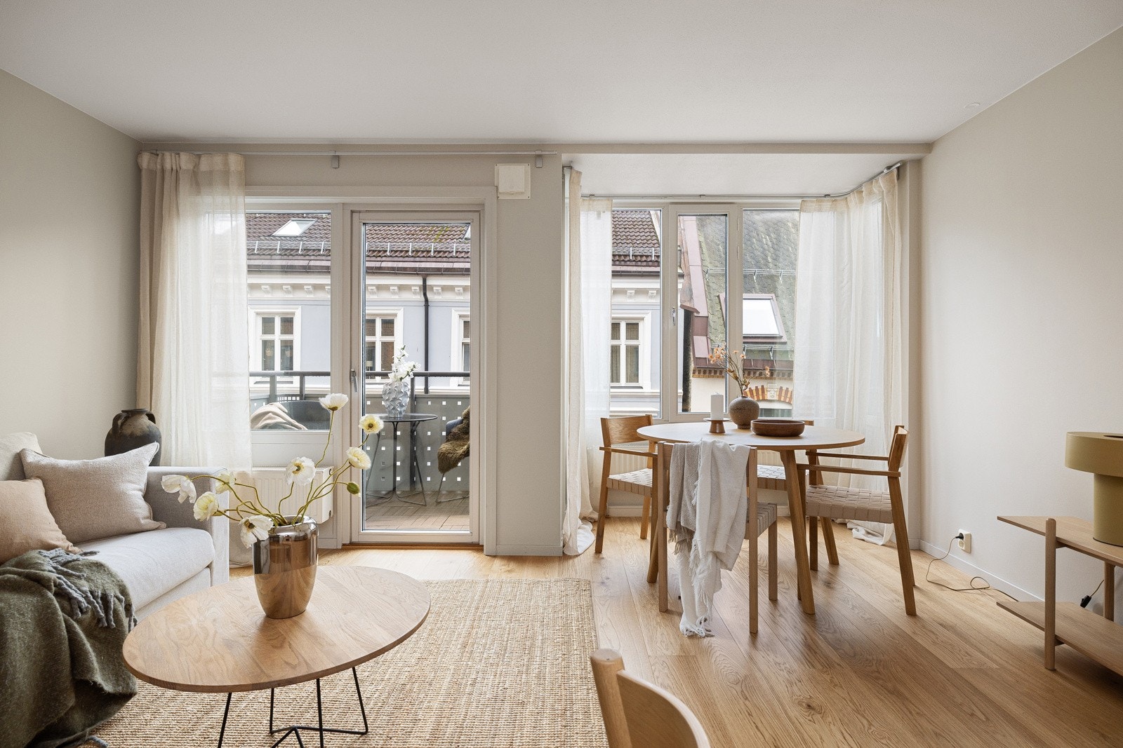 Leiligheten ligger fint til i byggets i 5.etasje med gjennomgående planløsning og store vindusflater. Galleribilde