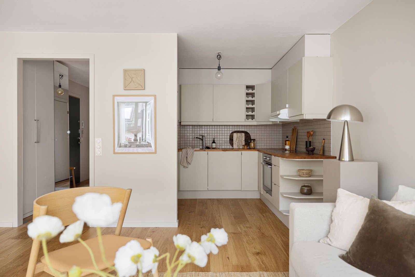 Det er flott en-stavs eikeparkett samt nye gulvlister lagt i 2025. Galleribilde