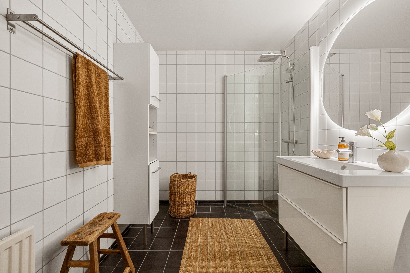 Leiligheten har et pent, flislagt baderom med gulvvarme. Galleribilde