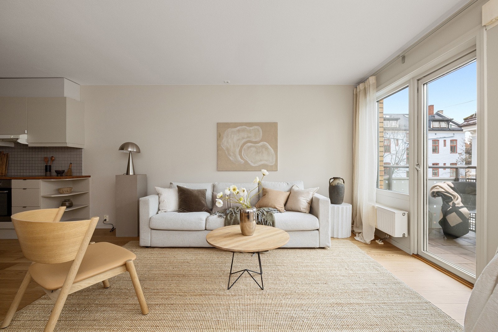 Her er det gode møbleringsmuligheter med plass til sofagruppe, tv-seksjon, spisebord og annet møblement. Galleribilde