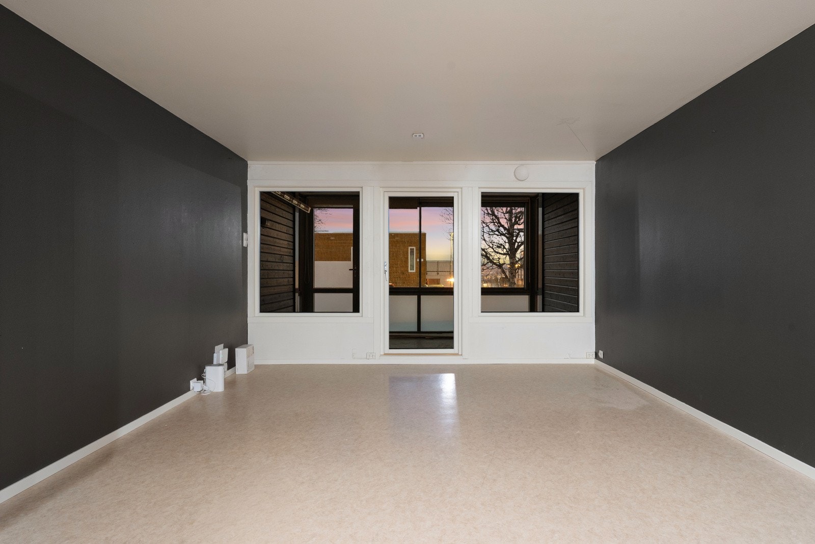 Stuen har en god utforming som gjør det enkelt å møblere i flere soner. Galleribilde