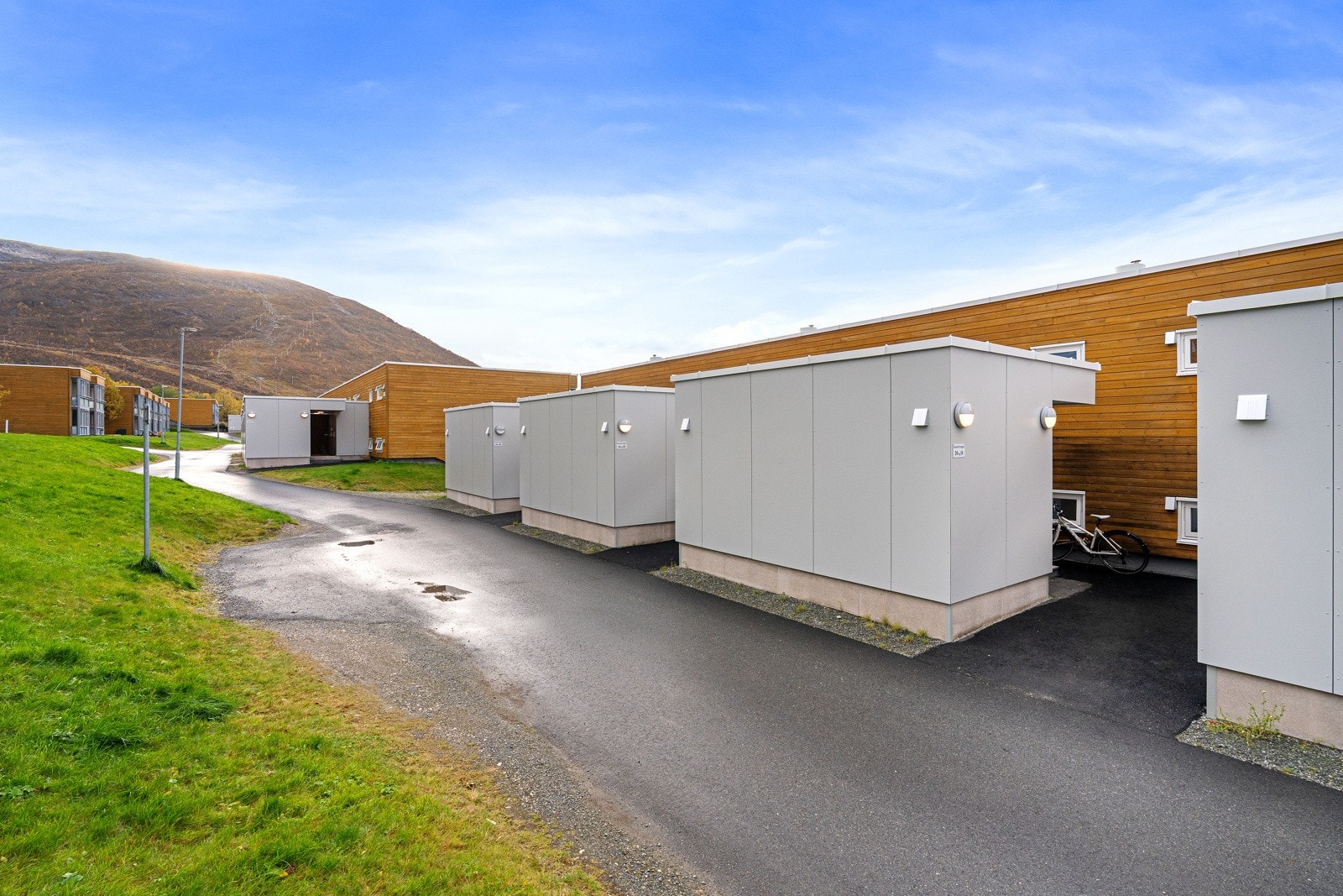 Borettslaget er oppgradert utvendig kledning, vinduer og uteboder i 2022. Galleribilde