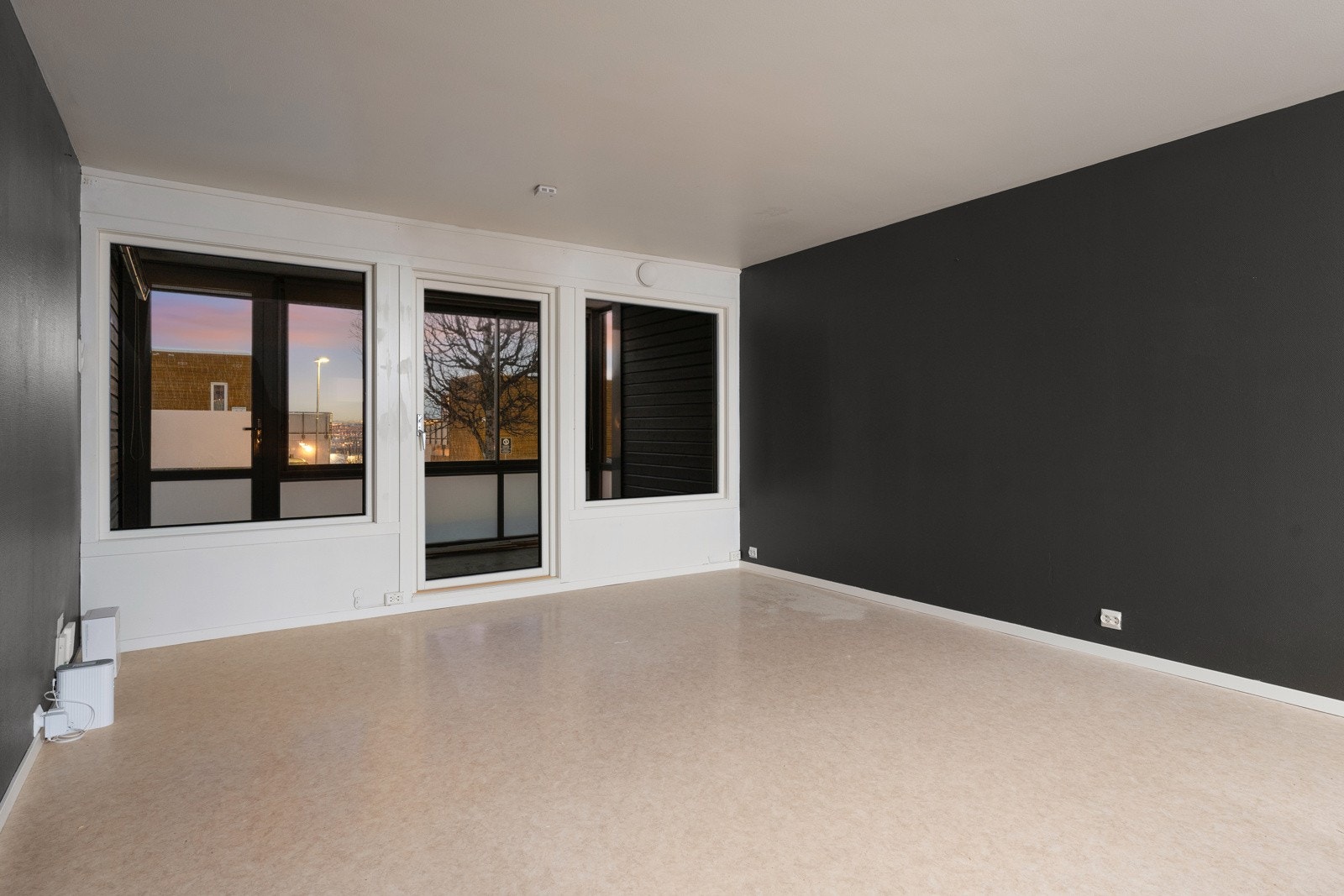 Gjennomgående planløsning med vinduer i to himmelretninger, som gir gode lysforhold Galleribilde