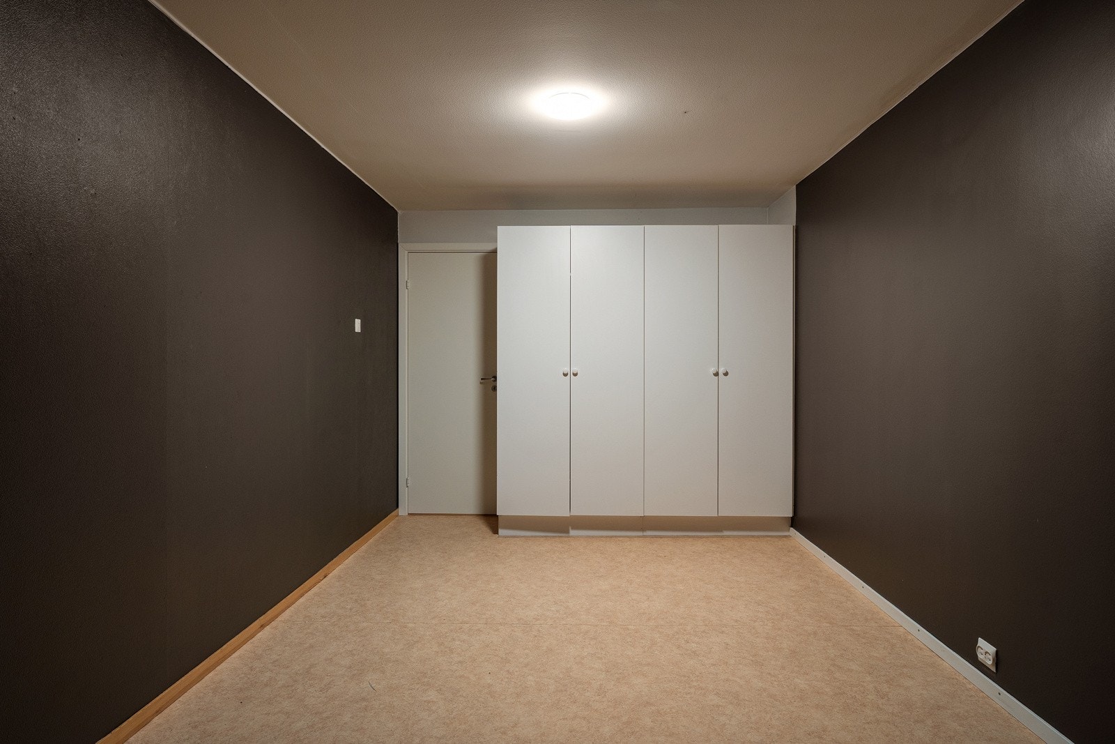 Rom med garderobeskap. Galleribilde