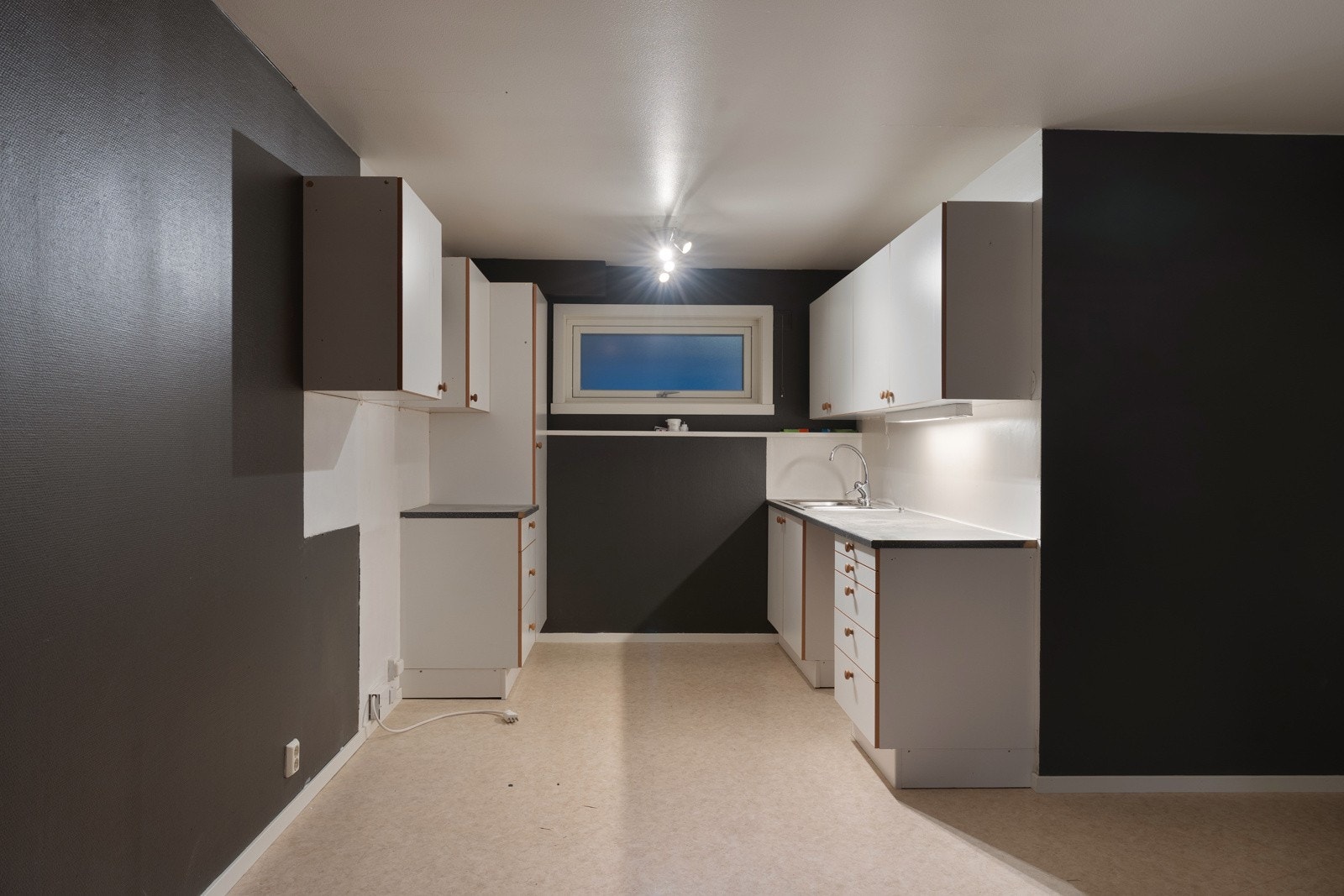 Kjøkkenet har en god utforming med god benkeplass. Galleribilde