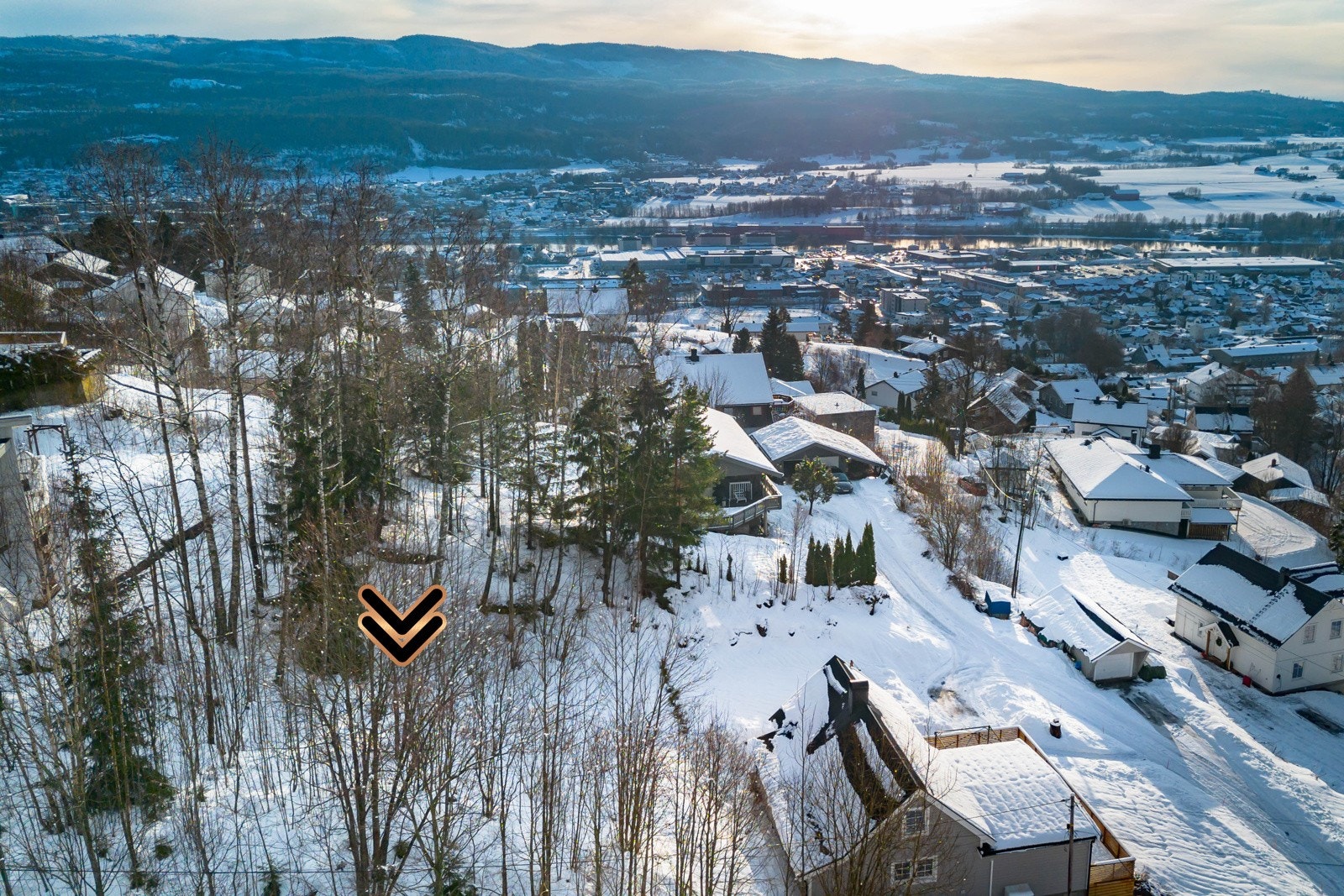 Dagligvarehandelen kan gjøres på Kiwi, Rema 1000 eller Meny. Ønsker du ytterligere servicetilbud er ALTI Buskerud med Obs en naturlig handelsdestinasjon. Gulskogen, Mjøndalen og Drammen sentrum ligger også godt innenfor rekkevidde via buss. Galleribilde