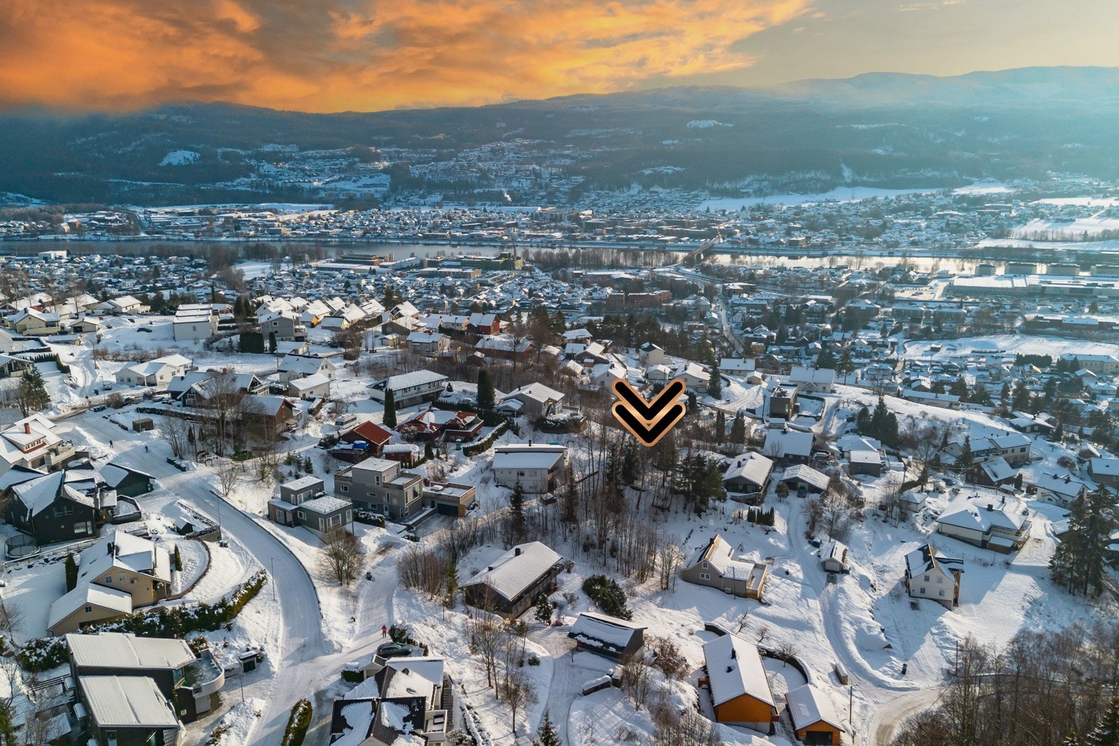 Nabolaget er etablert og familievennlig, med flotte turområder i bakkant av boligfeltet. Galleribilde