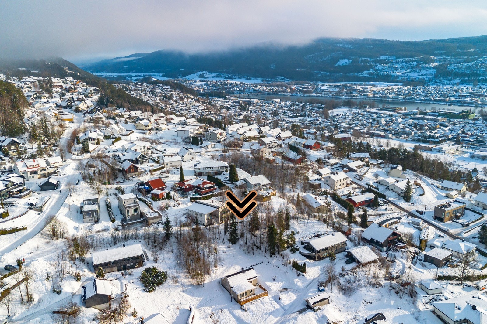 Nærmeste bussholdeplass nås etter ca. 10 minutter til fots. Galleribilde