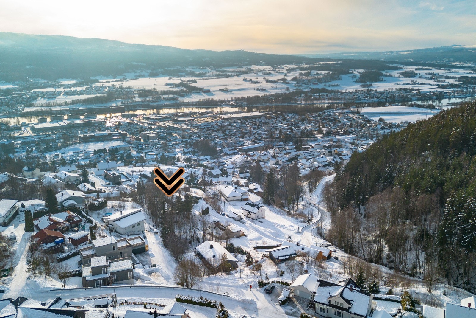 Tomten ligger høyt i terrenget, med gode solforhold fra morgen til kveld. Galleribilde