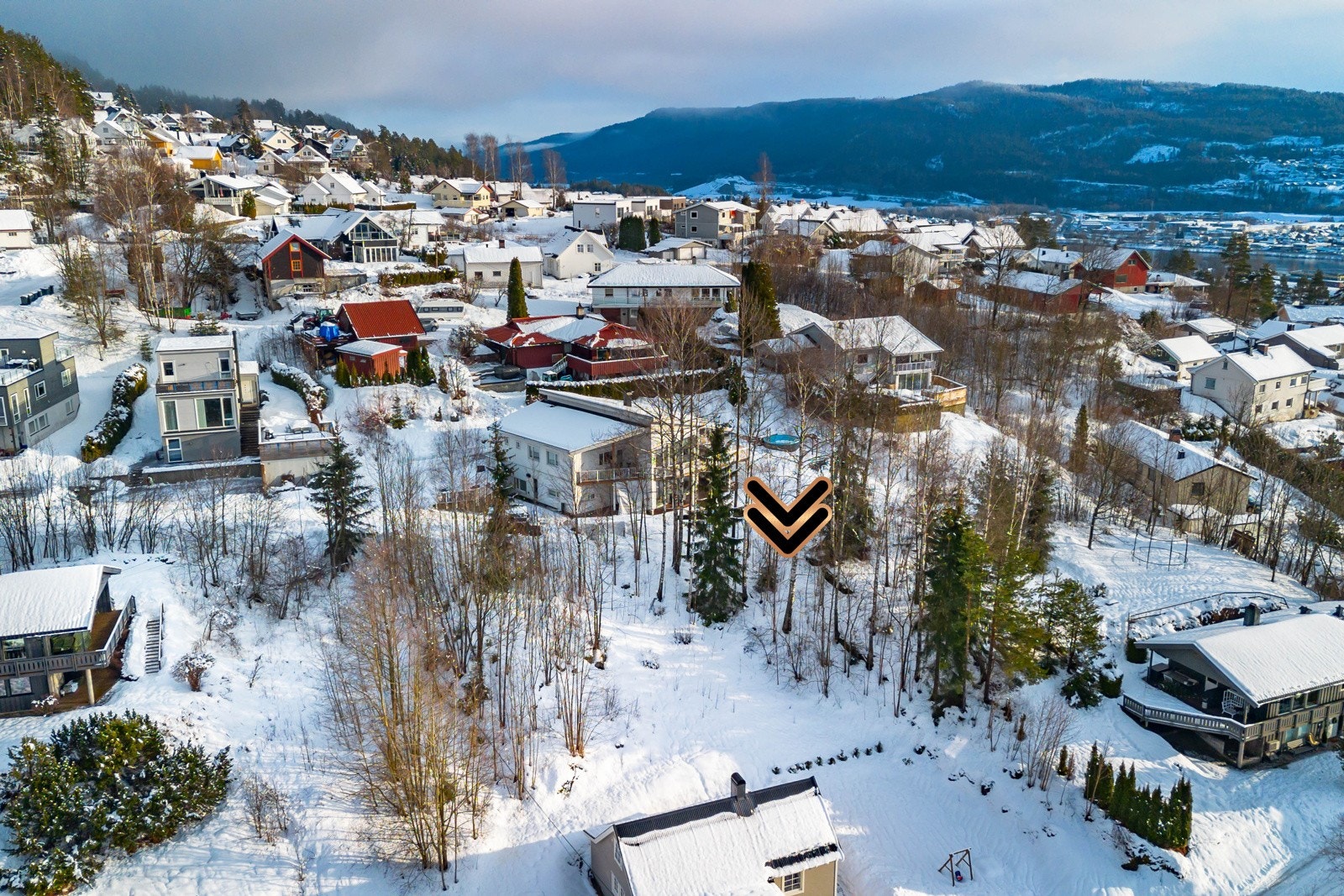 Eiendommen ligger i en rolig blindvei med lite trafikk, i et etablert og barnevennlig boligområde i Krokstadelva i Drammen kommune. Galleribilde