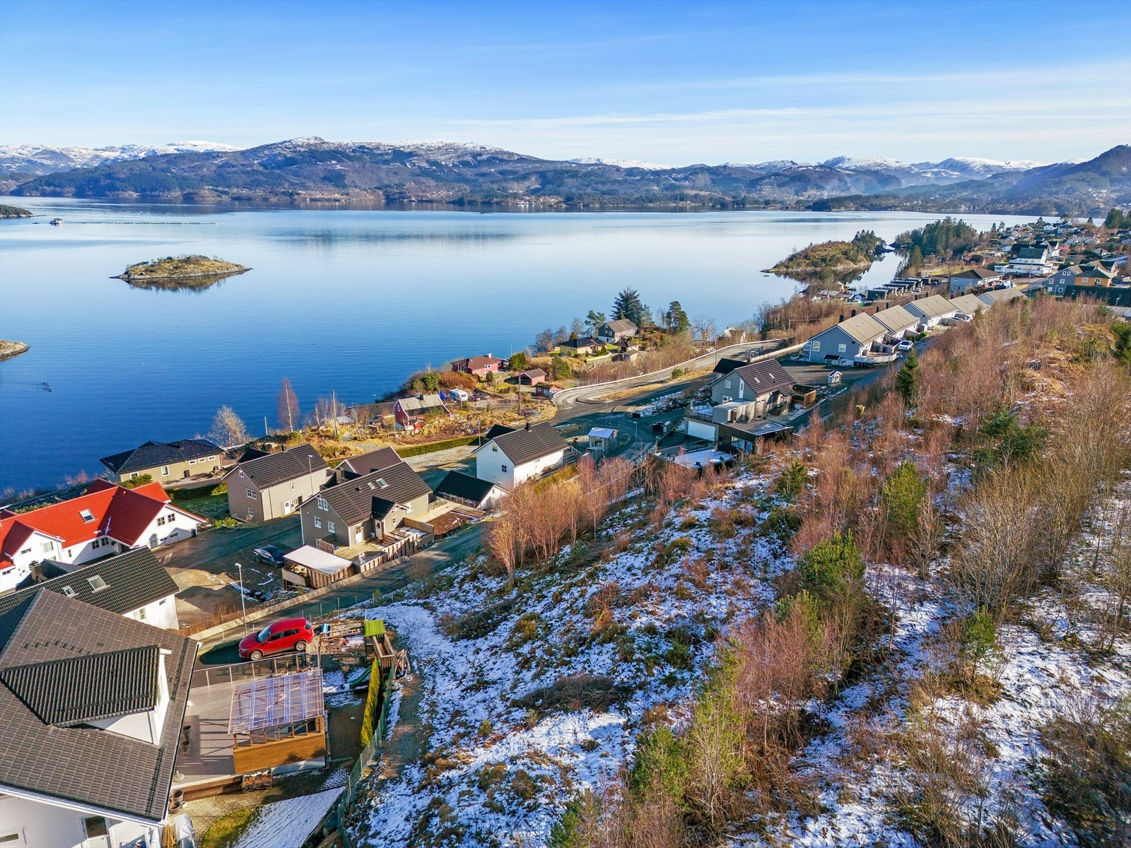 Skrånet naturtomt på 1167 m² med flott utsikt over Osterfjorden Galleribilde