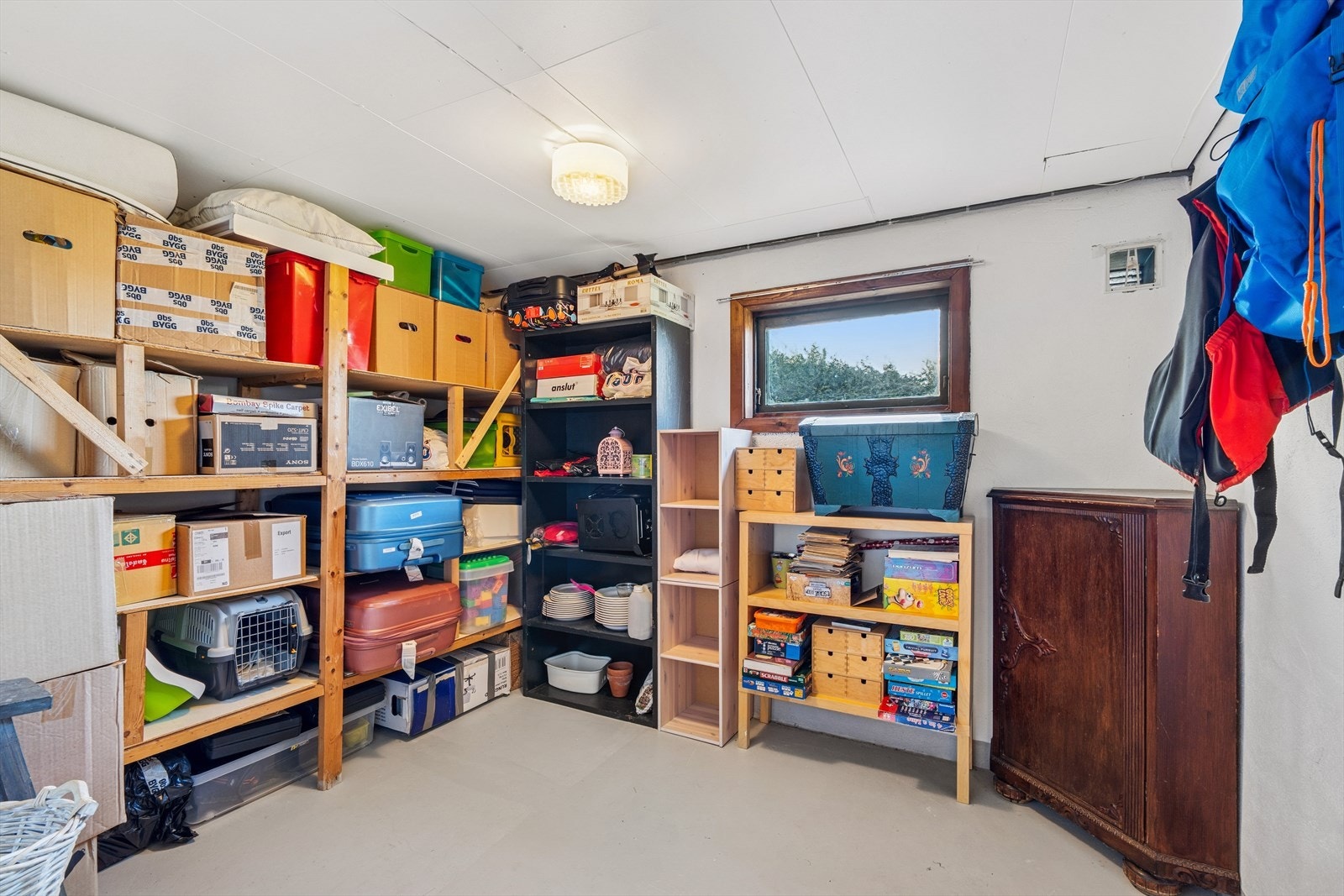 Alle trenger lagringsplass og i denne boligen har du rikelig med det! I underetasjen er det to større boder. Galleribilde
