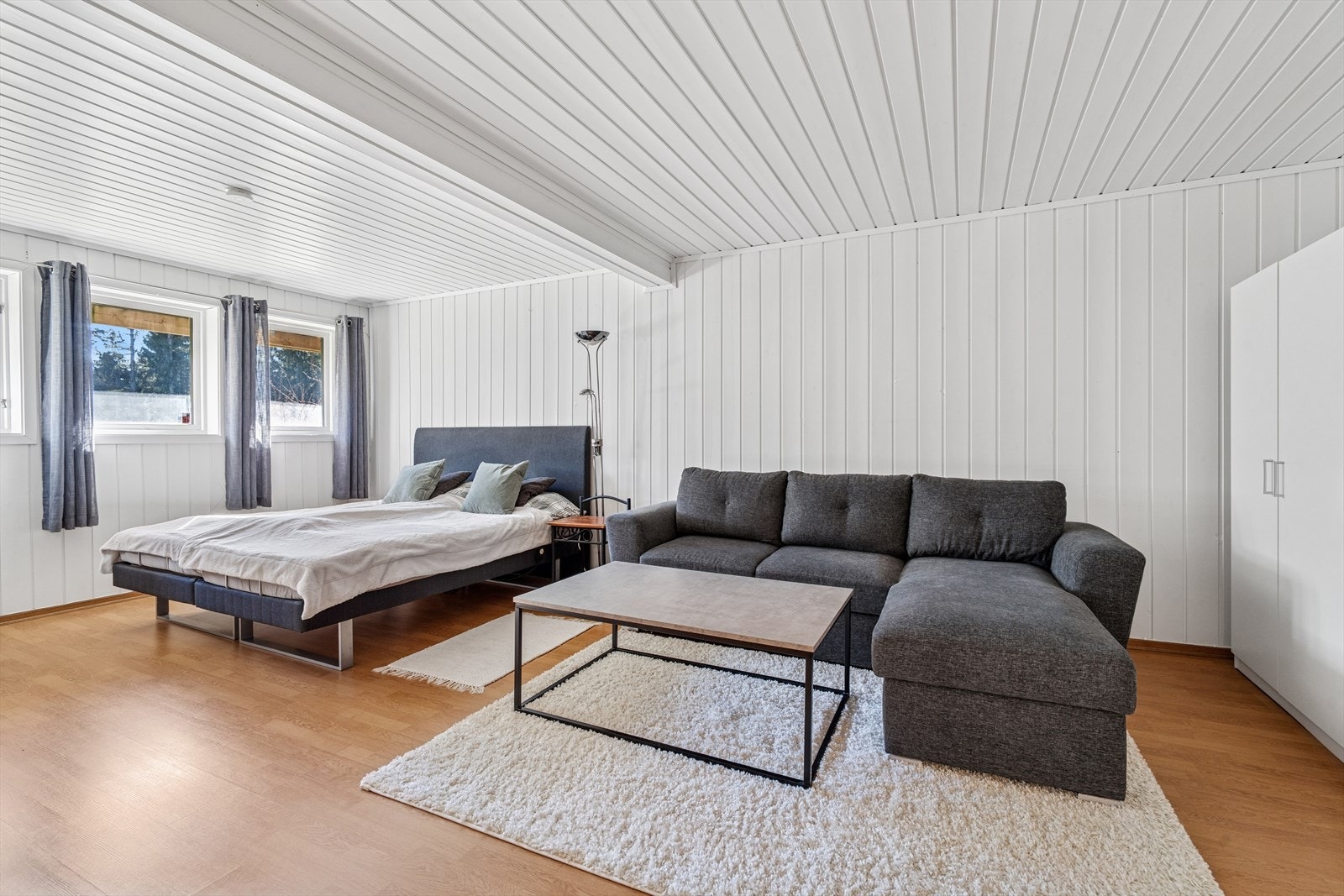 I underetasjen er det et større rom benyttet som soverom/kjellerstue. Her er det rikelig med plass til innredning Galleribilde