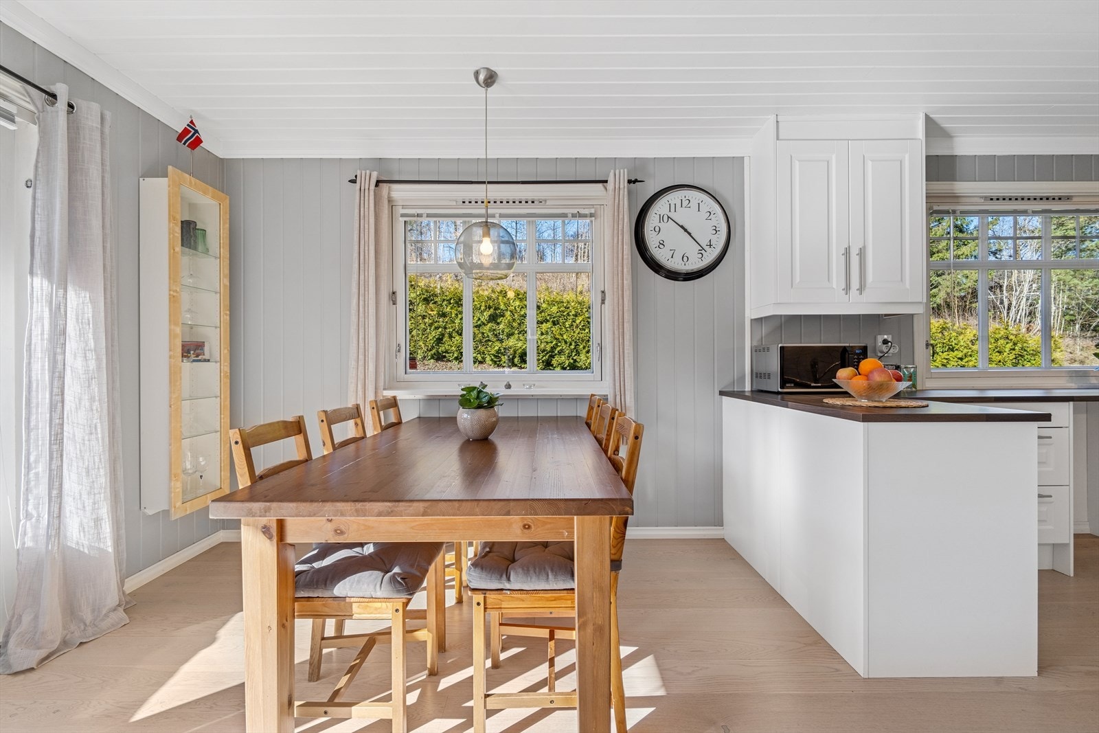 Benkeplate mot spisestue fungerer utmerket som serverings-stasjon for sultne middagsgjester. Galleribilde