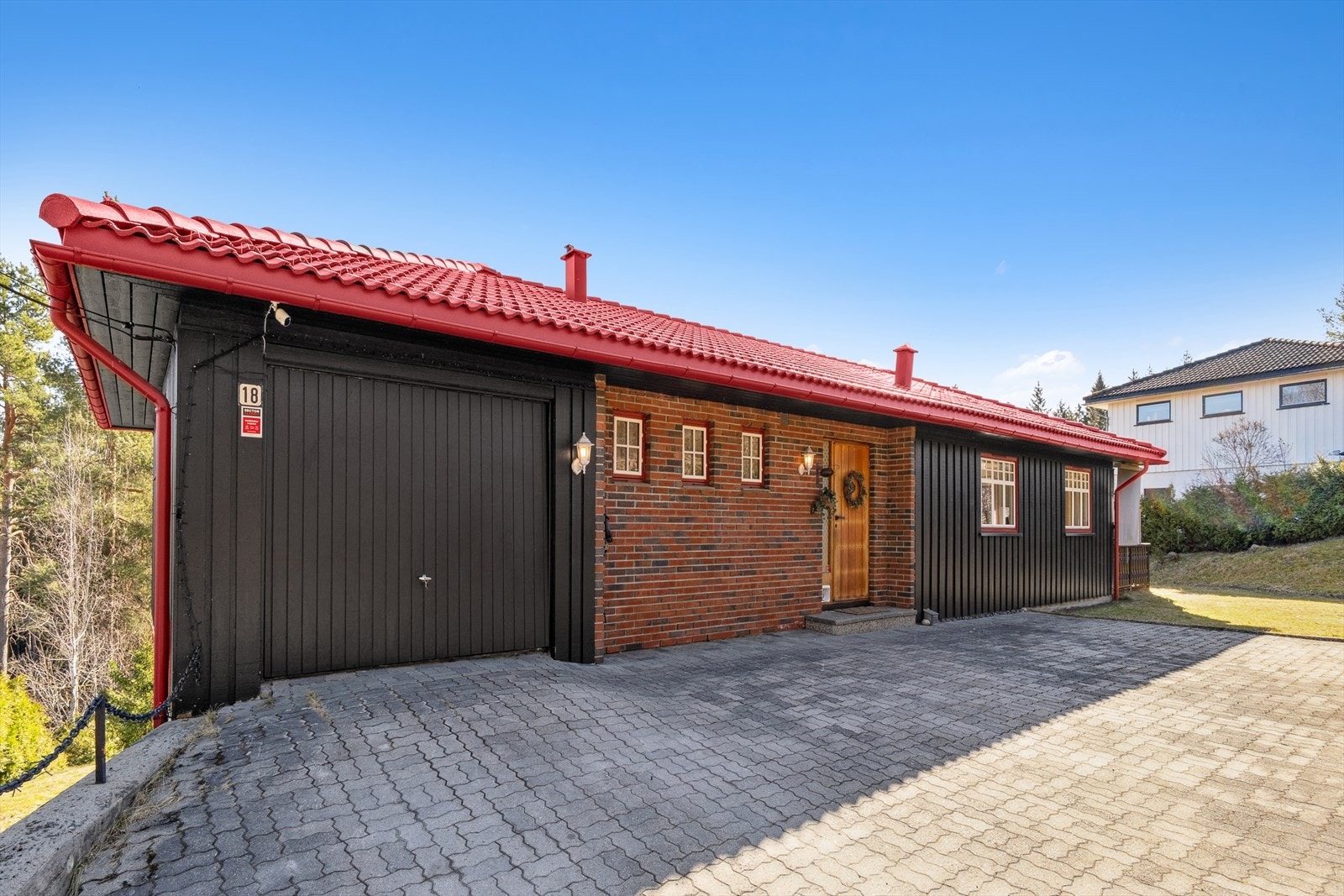 Boligen har innkjørsel med belegningsstein og plass til flere biler samt garasje. Galleribilde