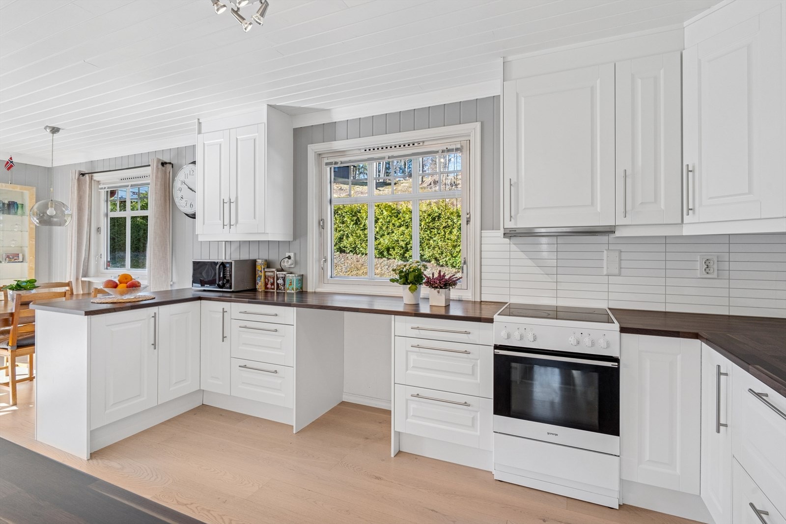 Kjøkkenet er godt gjennomtenkt med profilerte over og underskap. Overskapene strekker seg helt opp til taket, og gir rikelig med lagringsplass. Galleribilde