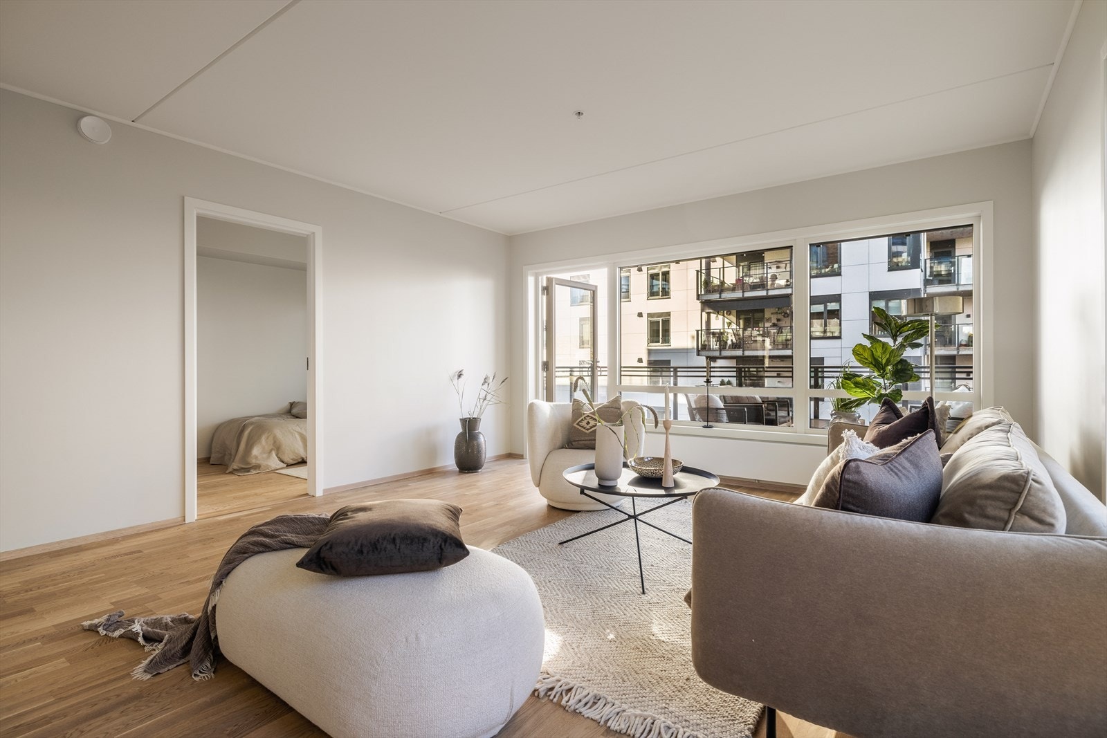 Her bor du fantastisk i en lettstelt leilighet med alt på en flate, parkeringsplass i garasjekjeller hvor det er heis som tar deg direkte opp i etasjen hvor leiligheten ligger Galleribilde