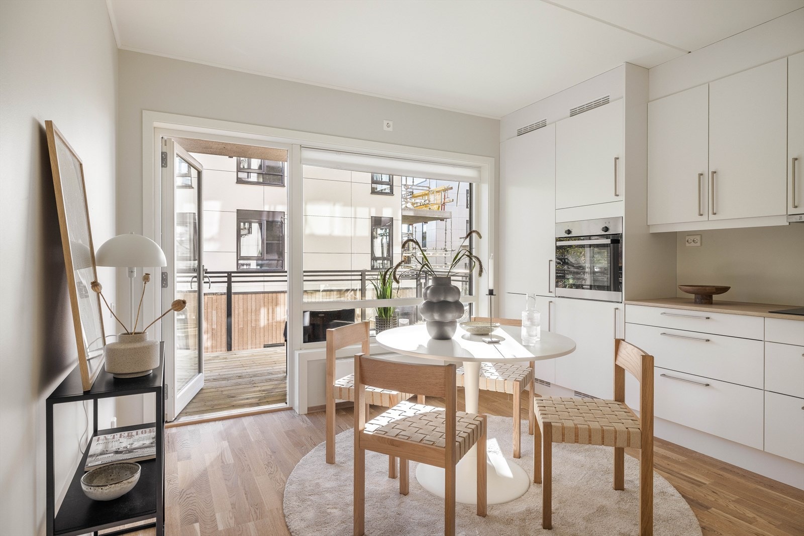 Delikat Sigdal kjøkken med koselig spiseplass ved vindu Galleribilde