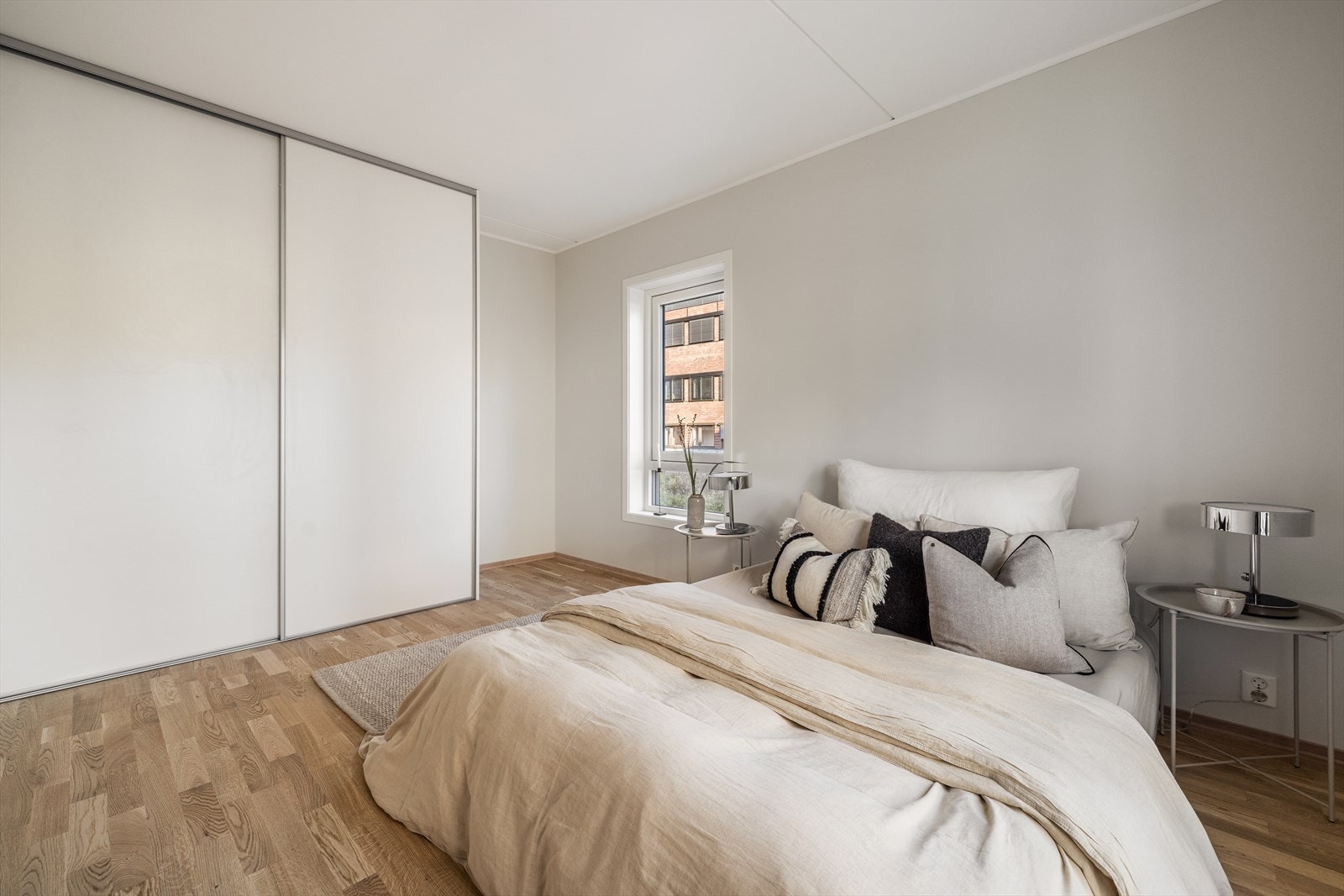 Det er montert praktisk skyvedørsgarderobe hvor det er god plass til tøybeholdningen Galleribilde