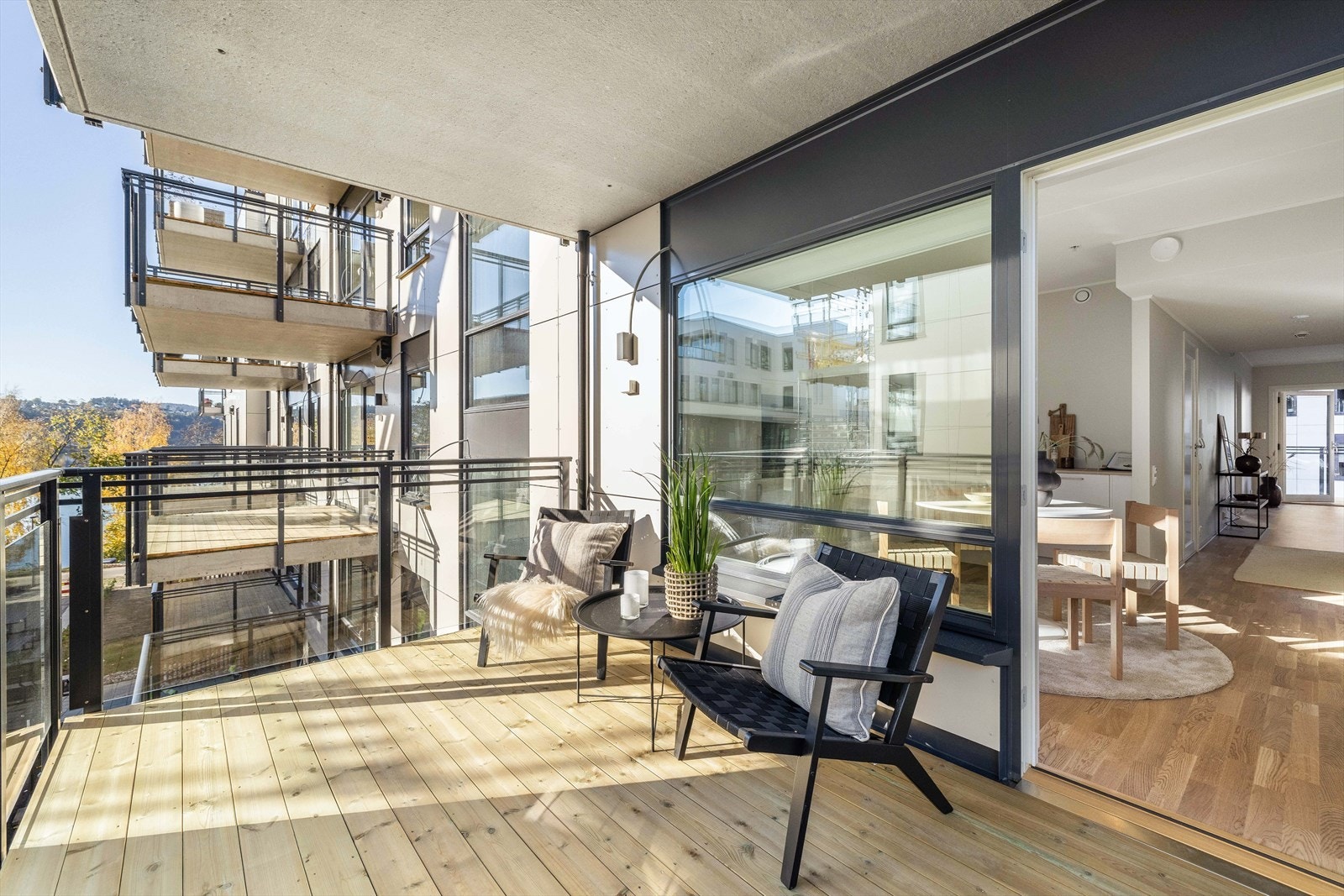 Balkong fra kjøkken ligger mot sydøst og har morgensol og utsikt mot vannspeilet Galleribilde