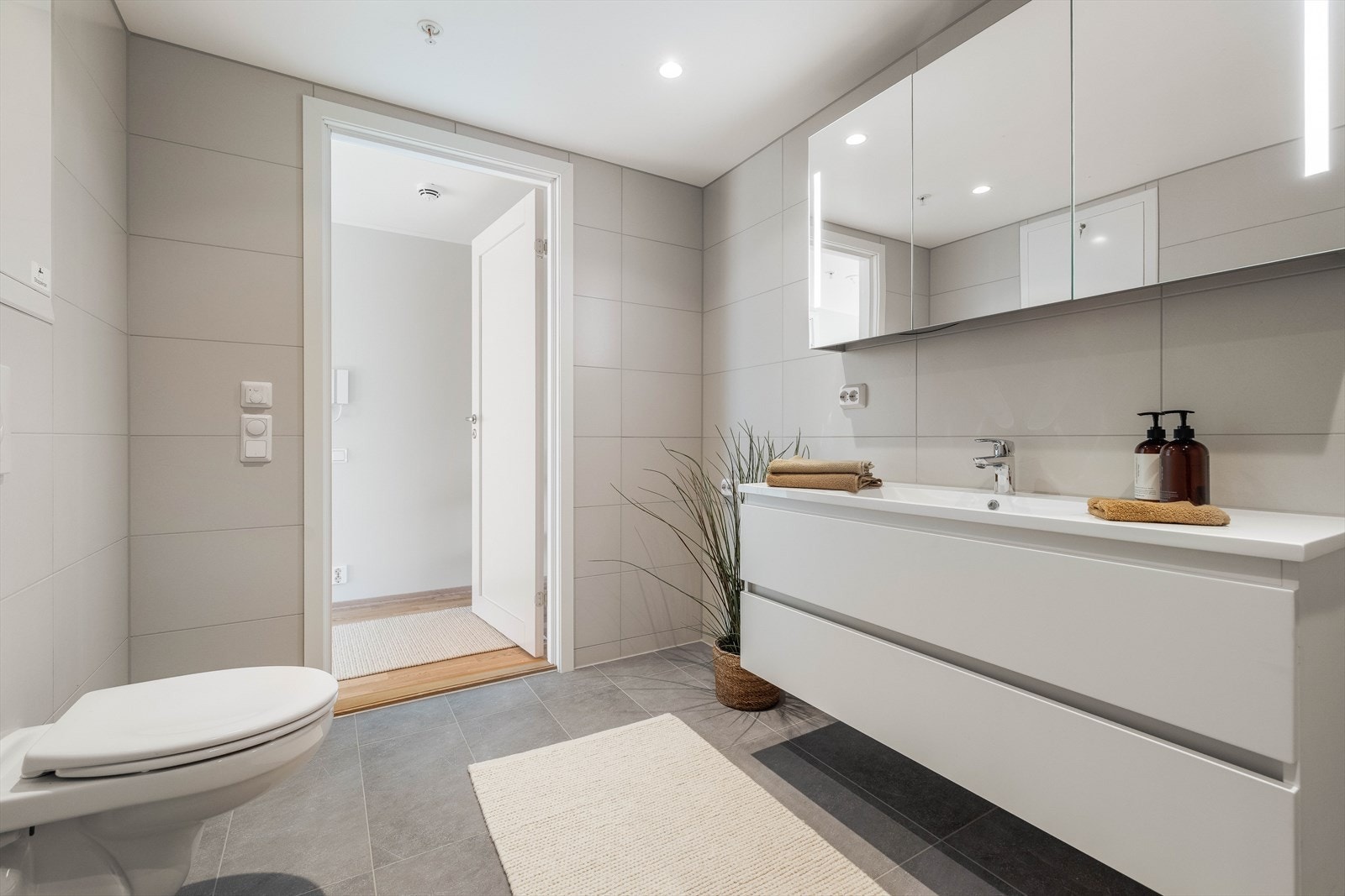 Speilskap 100cm over servant med LED lys og vegghengt toalett Galleribilde