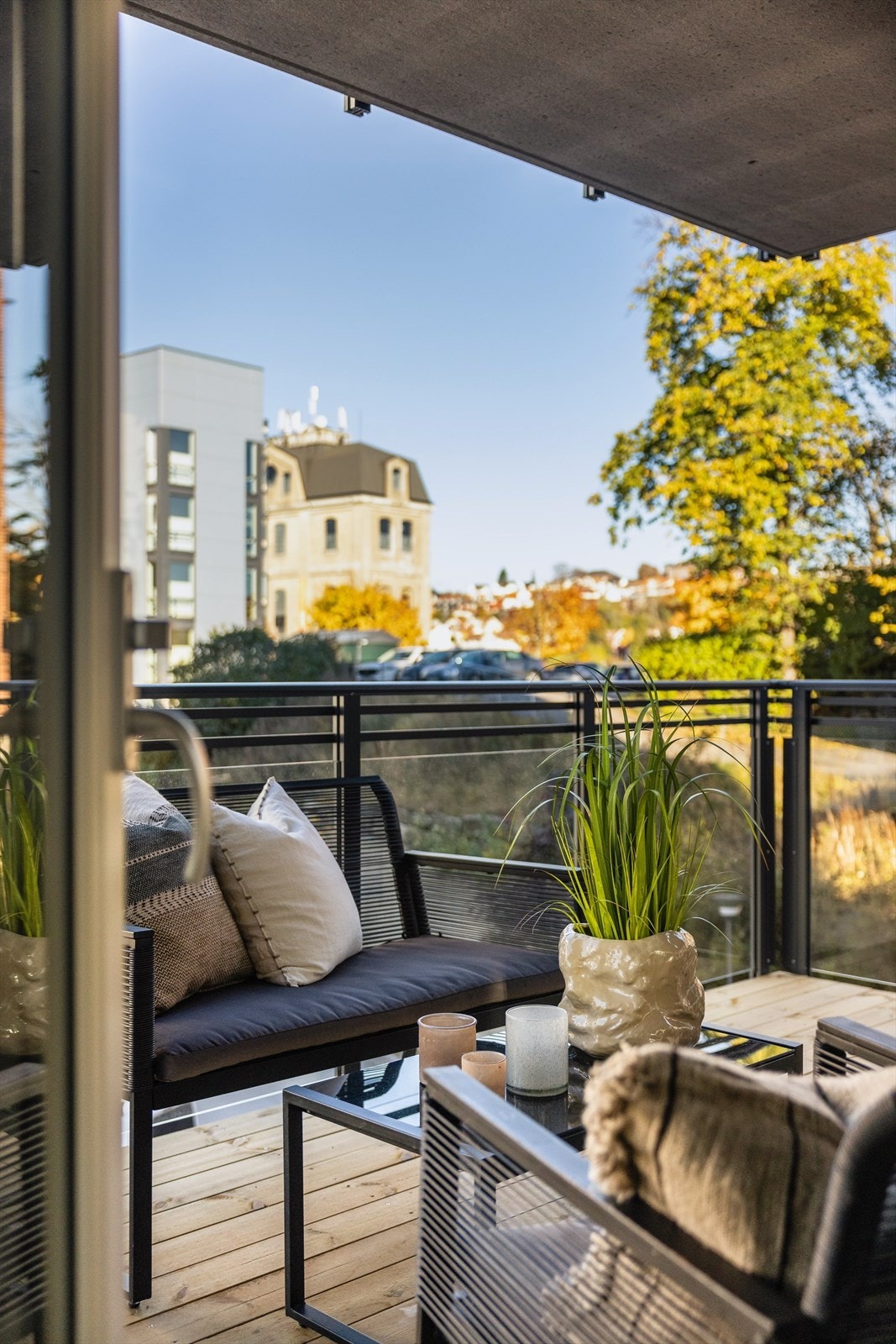 Leiligheten er gjennomgående og ligger i 3.etg med to solrike balkonger. Balkong fra kjøkken ligger mot sydvest og balkong ut fra stue ligger mot nordvest med fin utsikt mot vannspeilet Galleribilde