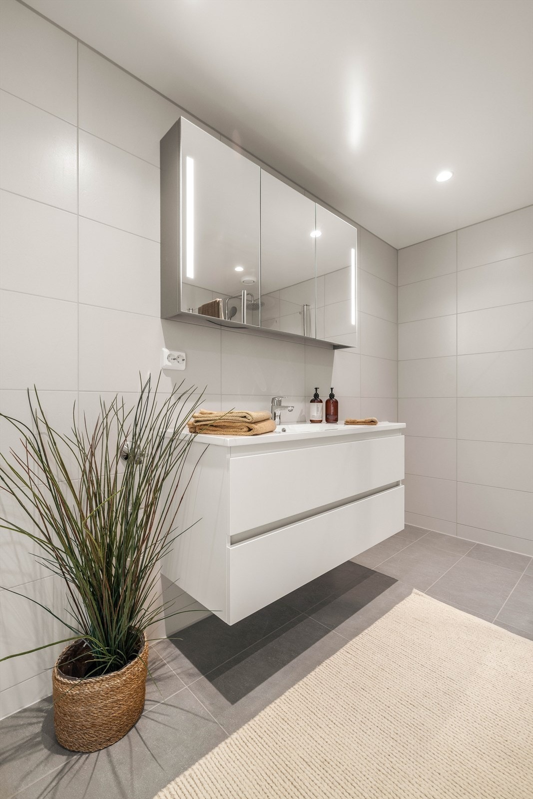 Badet er av god størrelse med plass til både vaskemaskin og tørketrommel. Downlights i himling med dimmer Galleribilde