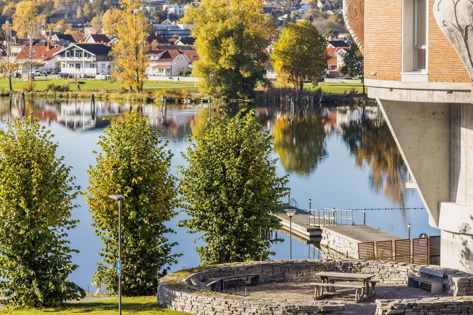 Nede på område er det brygge med saunabåt som kan bookes. Her er det badstu og badegleder hele året Galleribilde