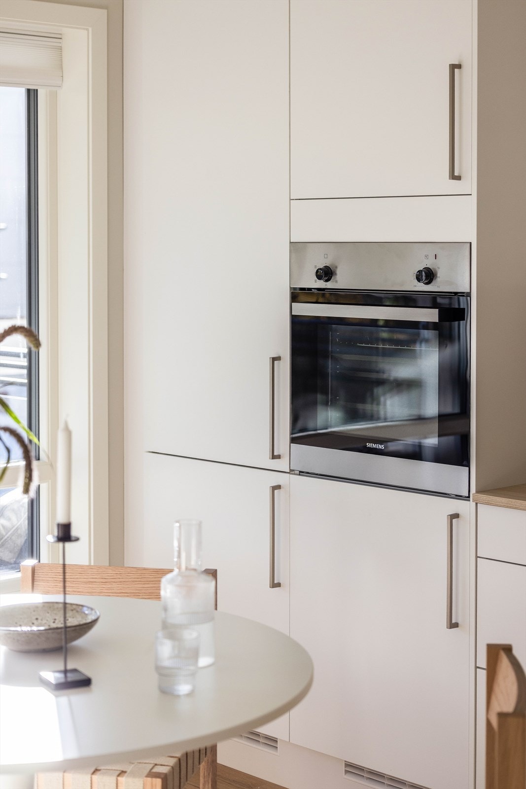 Det er oppvaskmaskin, kombiskap, platetopp og ovn med praktisk plassering i høyskap Galleribilde