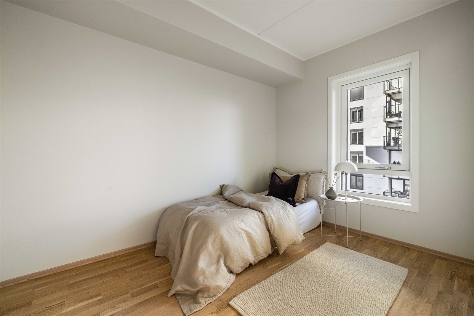 Soverom ved stue er noe mindre, men med inngang til bodteknisk rom for oppbevaring Galleribilde