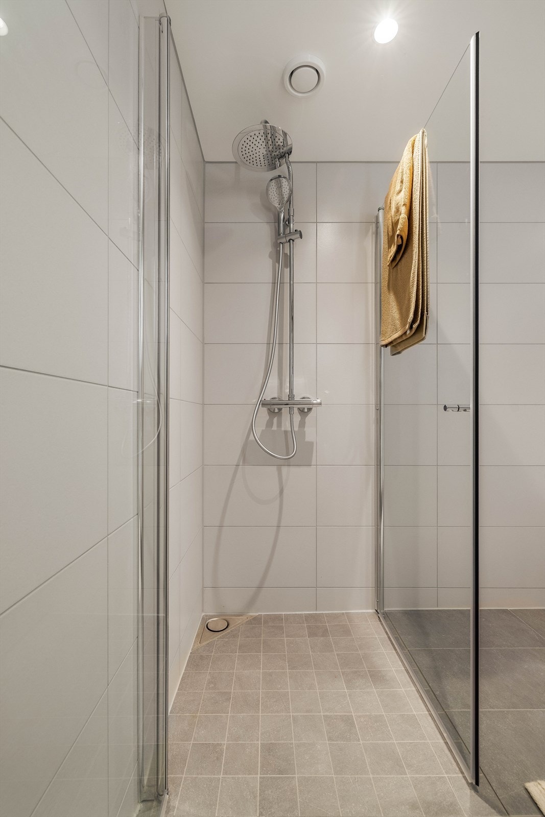 Dusjhjørne med dusjvegger i herdet glass. Galleribilde