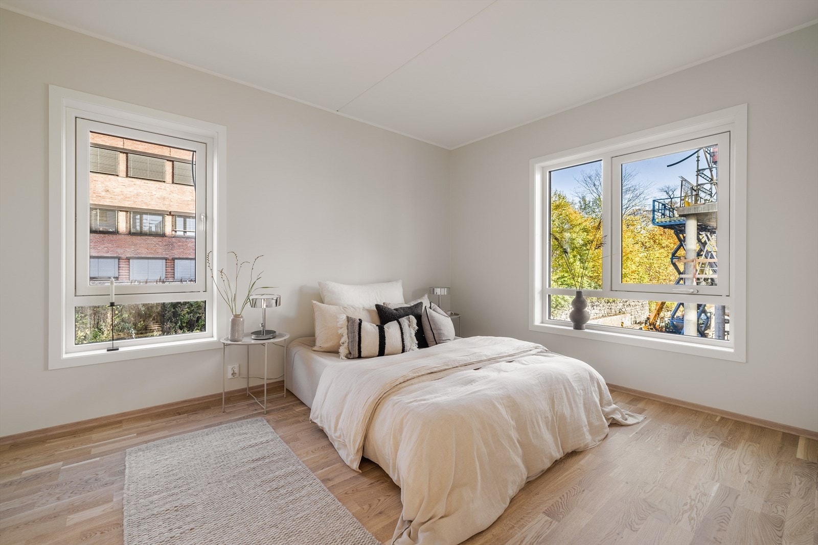 Hovedsoverom ligger ved kjøkken og her er det god plass til dobbeltseng og tilhørende soveromsmøblement Galleribilde