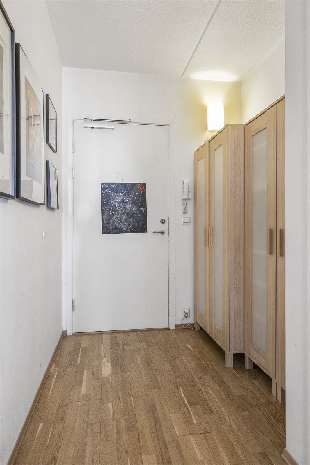 Romslig inngangsparti. Her er det mer enn nok av plass til oppbevaring av yttertøy og sko. Galleribilde