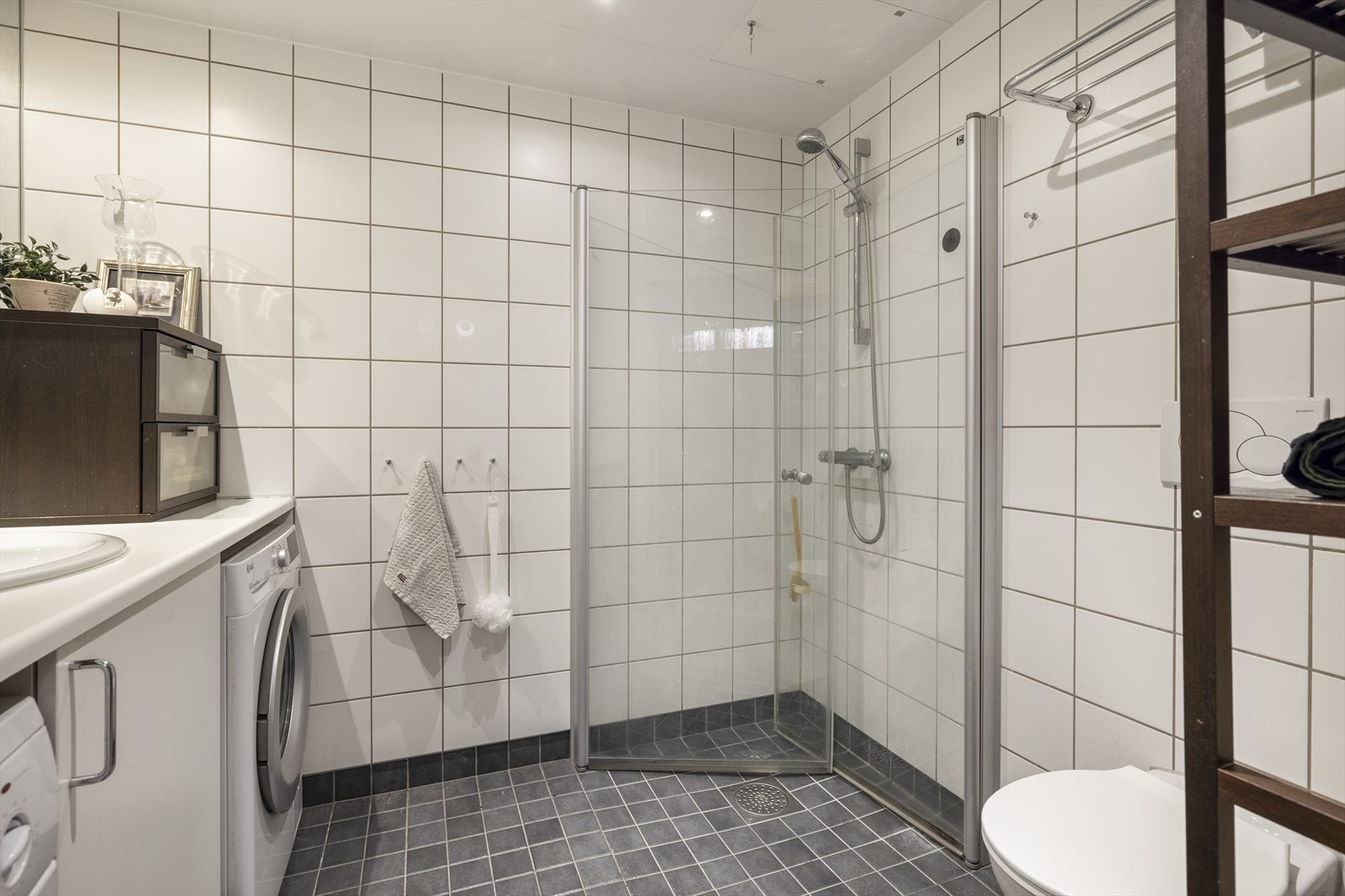 Opplegg til vaskemaskin samt plass til tørketrommel. Galleribilde