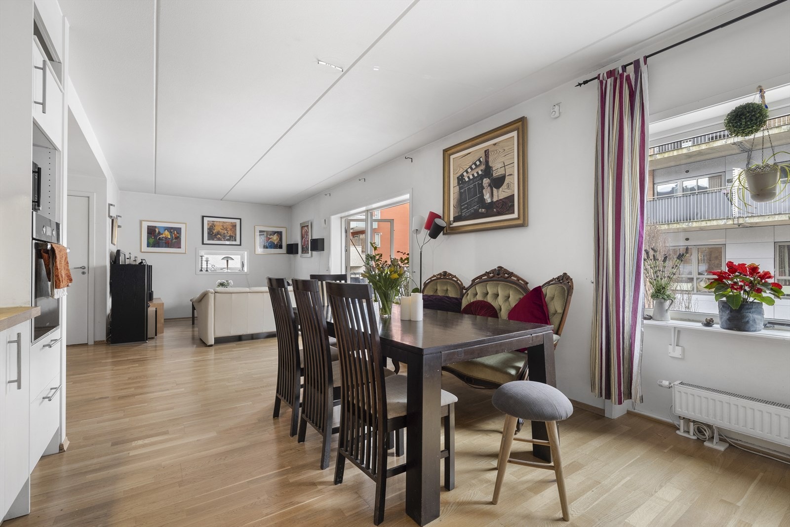 I stuen er det plass til sofagruppe med tilhørende møblement, samt spisebord. Galleribilde