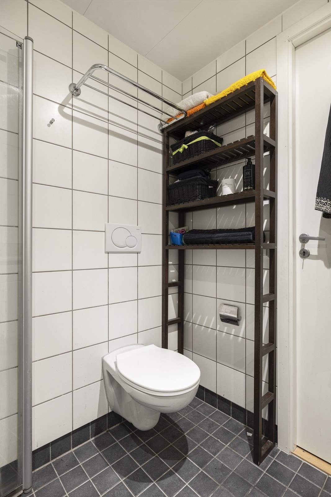 Gulvet er flislagt. Rommet har elektriske varmekabler. Det er mekanisk avtrekk. Galleribilde