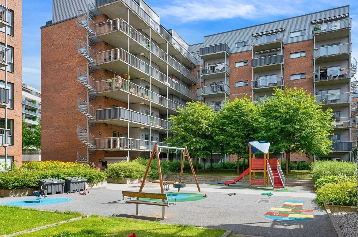 Leiligheten ligger i 2. etasje fra bakkeplan og 1.etasje fra lukket bakgård. Veldig barnevennlig! Galleribilde