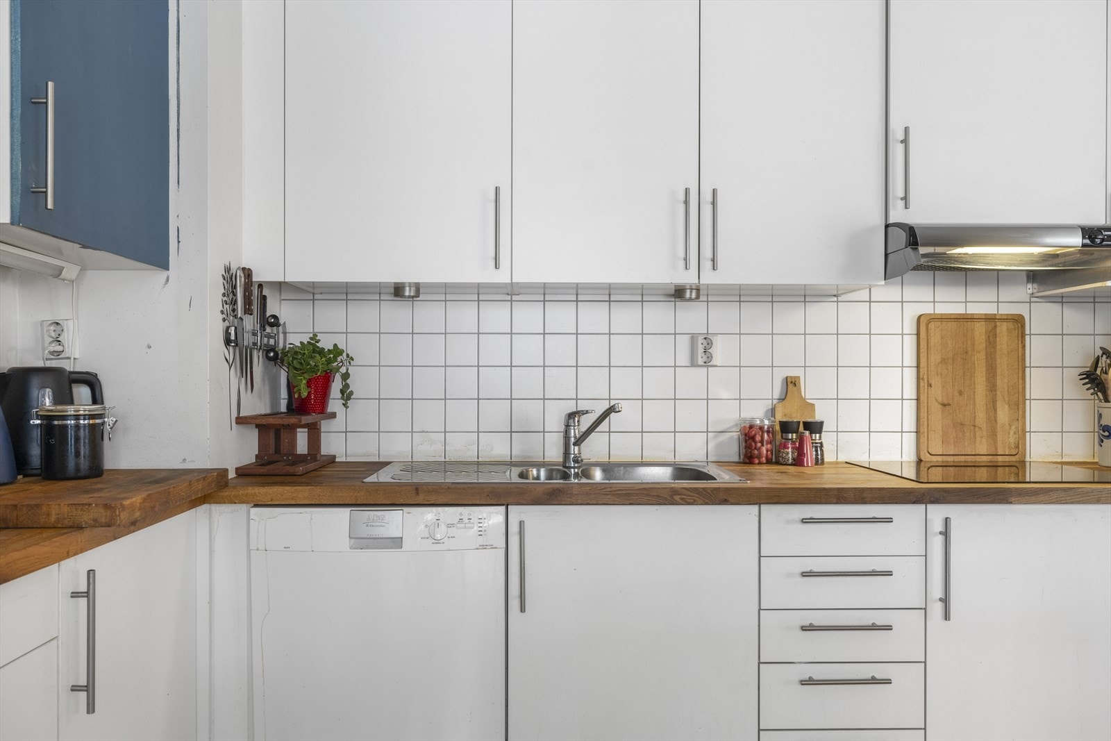 Integrerte hvitevarer: komfyr og induksjonstopp. Disse medfølger salget. Galleribilde